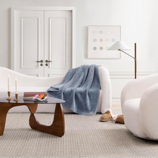 UGG Whitecap Fleece-Überwurfdecke, gemütlicher Plüschüberwurf für Couch oder Bett, luxuriöse Heimdekoration für Wohnzimmer, ultraweiche Decken, maschinenwaschbar, 50 Zoll x 70 Zoll, Denimblau UGG Whitecap Fleece-Überwurfdecke, gemütlicher Plüschüberwurf für Couch oder Bett, luxuriöse Heimdekoration für Wohnzimmer, ultraweiche Decken, maschinenwaschbar, 50 Zoll x 70 Zoll, Denimblau