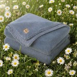 UGG Whitecap Fleece-Überwurfdecke, gemütlicher Plüschüberwurf für Couch oder Bett, luxuriöse Heimdekoration für Wohnzimmer, ultraweiche Decken, maschinenwaschbar, 50 Zoll x 70 Zoll, Denimblau UGG Whitecap Fleece-Überwurfdecke, gemütlicher Plüschüberwurf für Couch oder Bett, luxuriöse Heimdekoration für Wohnzimmer, ultraweiche Decken, maschinenwaschbar, 50 Zoll x 70 Zoll, Denimblau