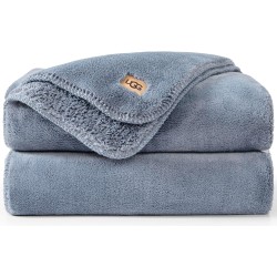 UGG Whitecap Fleece-Überwurfdecke, gemütlicher Plüschüberwurf für Couch oder Bett, luxuriöse Heimdekoration für Wohnzimmer, ultraweiche Decken, maschinenwaschbar, 50 Zoll x 70 Zoll, Denimblau