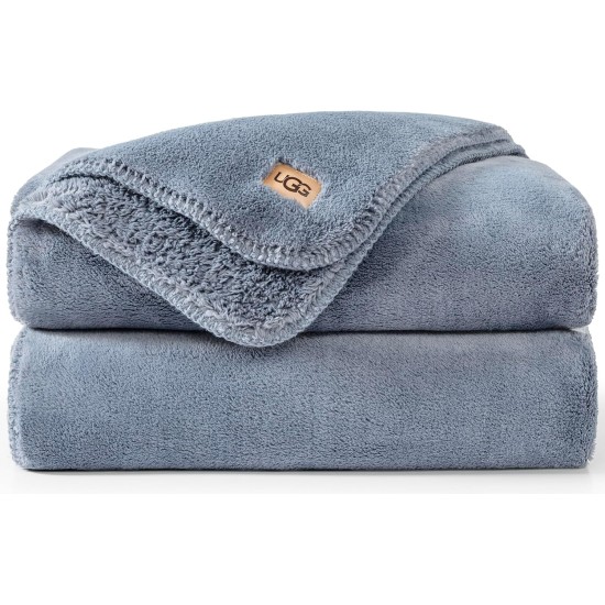 UGG Whitecap Fleece-Überwurfdecke, gemütlicher Plüschüberwurf für Couch oder Bett, luxuriöse Heimdekoration für Wohnzimmer, ultraweiche Decken, maschinenwaschbar, 50 Zoll x 70 Zoll, Denimblau UGG Whitecap Fleece-Überwurfdecke, gemütlicher Plüschüberwurf für Couch oder Bett, luxuriöse Heimdekoration für Wohnzimmer, ultraweiche Decken, maschinenwaschbar, 50 Zoll x 70 Zoll, Denimblau