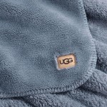 UGG Whitecap Fleece-Überwurfdecke, gemütlicher Plüschüberwurf für Couch oder Bett, luxuriöse Heimdekoration für Wohnzimmer, ultraweiche Decken, maschinenwaschbar, 50 Zoll x 70 Zoll, Denimblau UGG Whitecap Fleece-Überwurfdecke, gemütlicher Plüschüberwurf für Couch oder Bett, luxuriöse Heimdekoration für Wohnzimmer, ultraweiche Decken, maschinenwaschbar, 50 Zoll x 70 Zoll, Denimblau