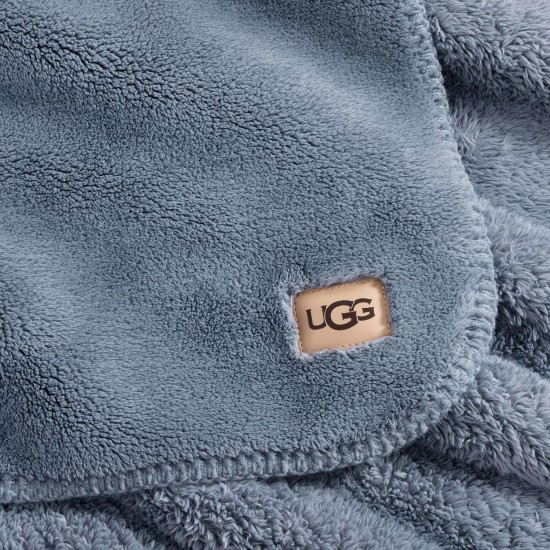 UGG Whitecap Fleece-Überwurfdecke, gemütlicher Plüschüberwurf für Couch oder Bett, luxuriöse Heimdekoration für Wohnzimmer, ultraweiche Decken, maschinenwaschbar, 50 Zoll x 70 Zoll, Denimblau UGG Whitecap Fleece-Überwurfdecke, gemütlicher Plüschüberwurf für Couch oder Bett, luxuriöse Heimdekoration für Wohnzimmer, ultraweiche Decken, maschinenwaschbar, 50 Zoll x 70 Zoll, Denimblau